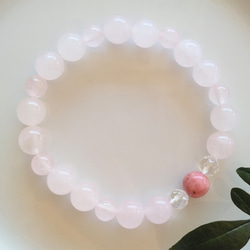 薔薇色♡ロードナイトとパール・天然石ビーズのブレスレット ロードナイト（薔薇輝石）は友愛を象徴する天然石