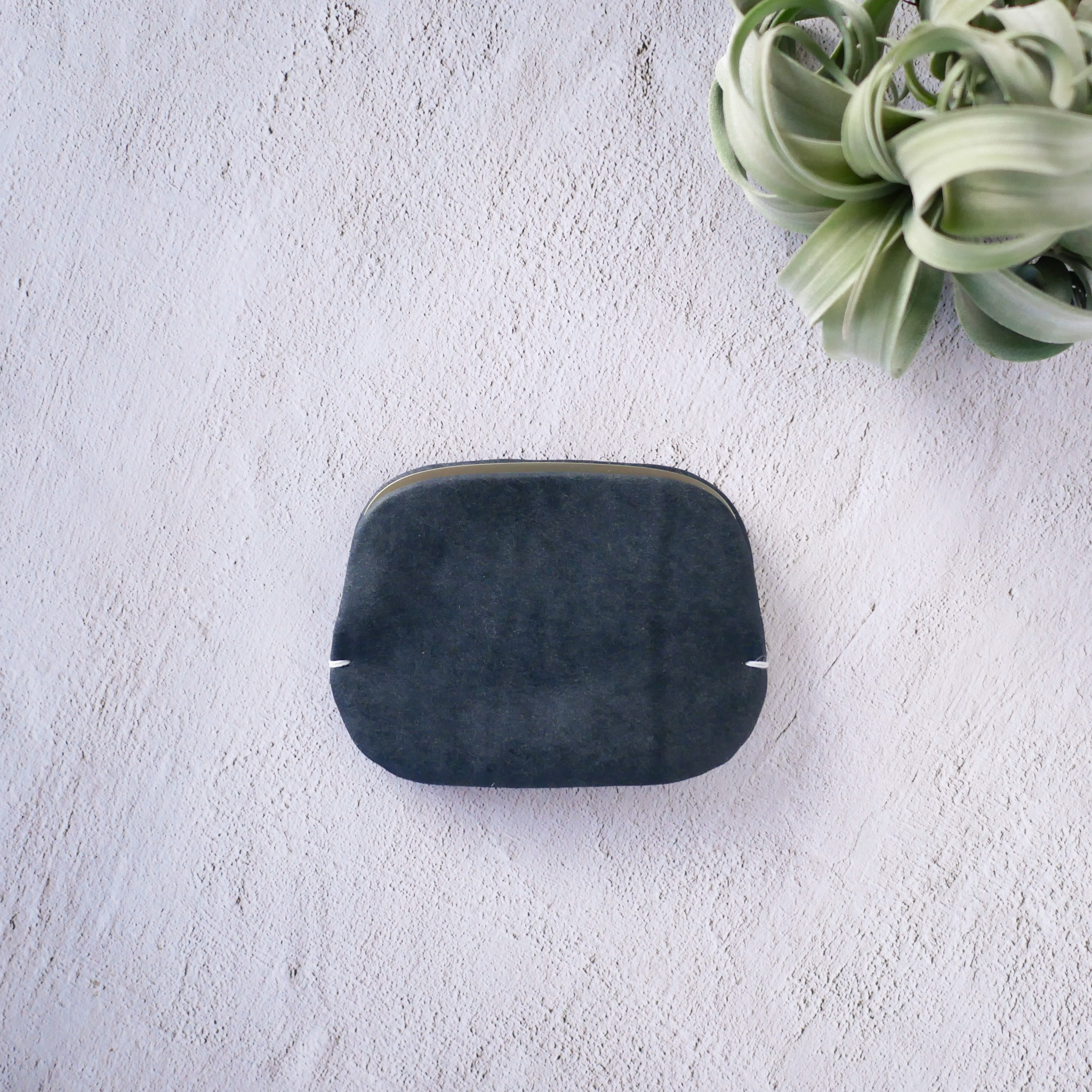 薄さが嬉しい！ミニマムな「スナップウォレット・M」ダークブルー