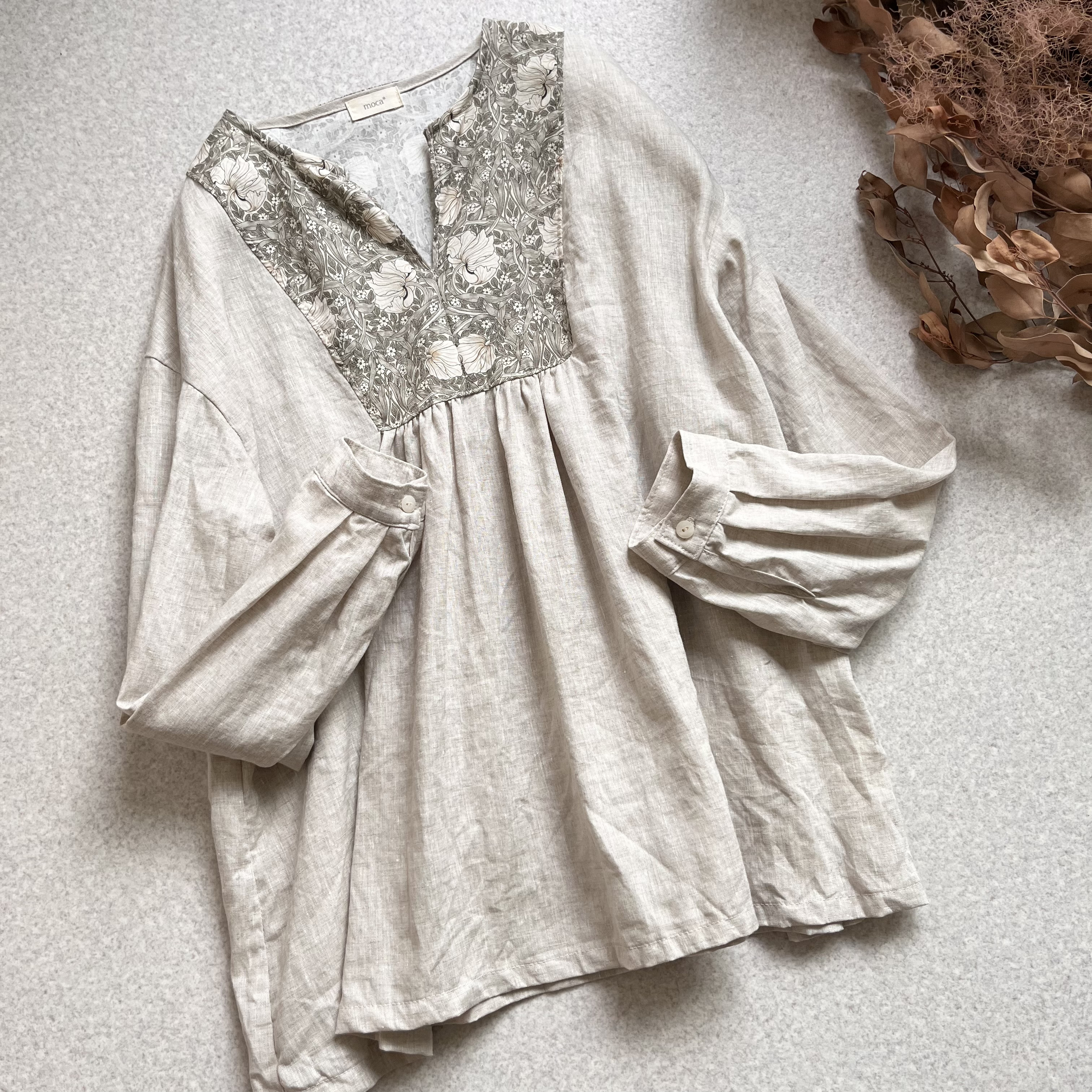 【送料無料】タンブラーフィニッシュ加工リネンナチュラル　スクエア切り替えブラウス　ウィリアムモリスピンパネル