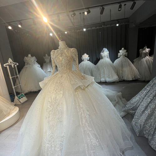 抜群のおしゃれ見え！豪華なビジュー 長袖 チュール 背中空き 編み上げ  