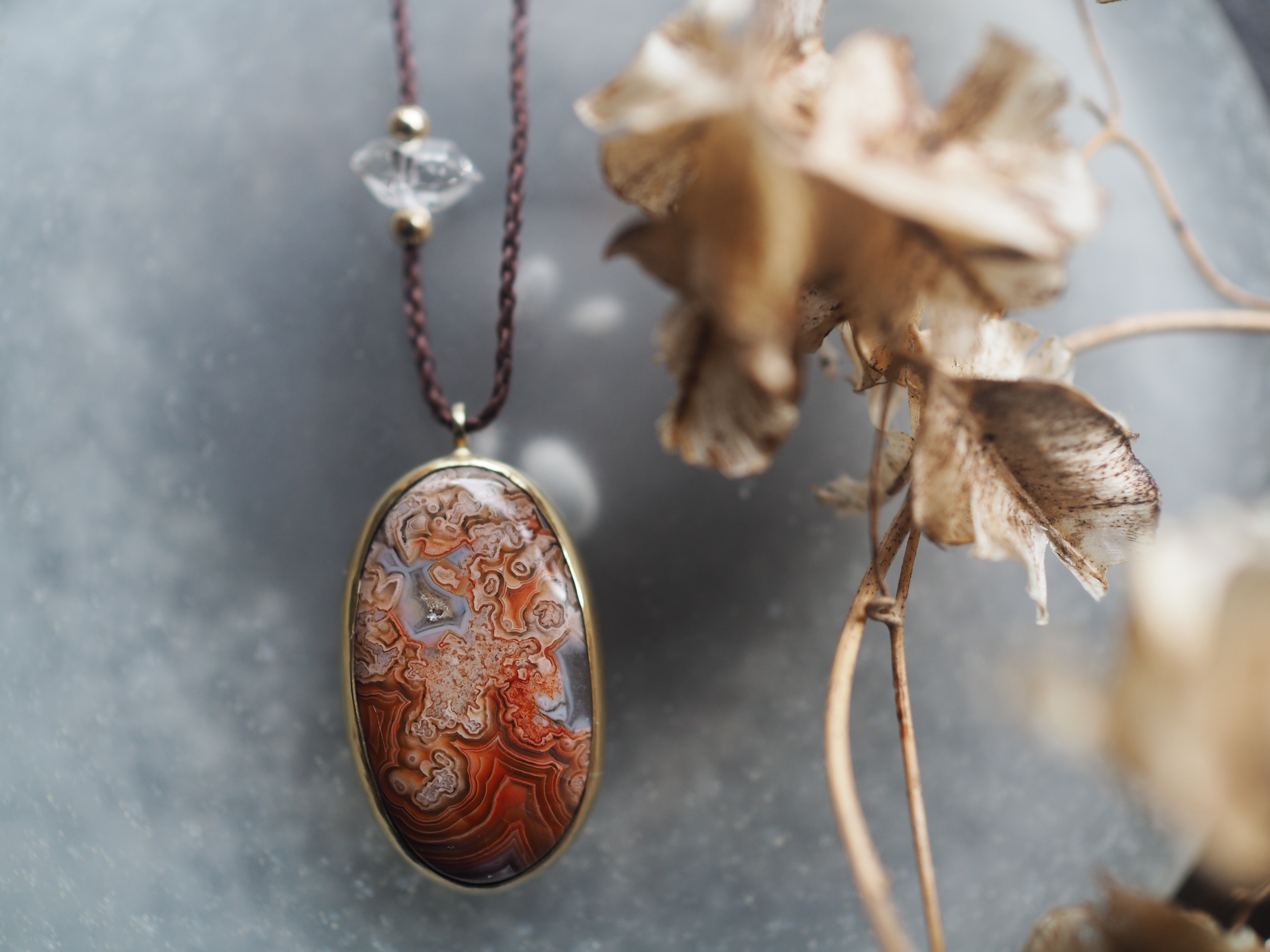 crazy lace agate brass necklace (momijimushiro)
