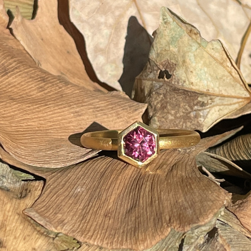 ロードライト ガーネット ヘキサゴンカット0.8ct スタッズ石座 ロードライト ガーネット ヘキサゴンカット0.8ct スタッズ石座