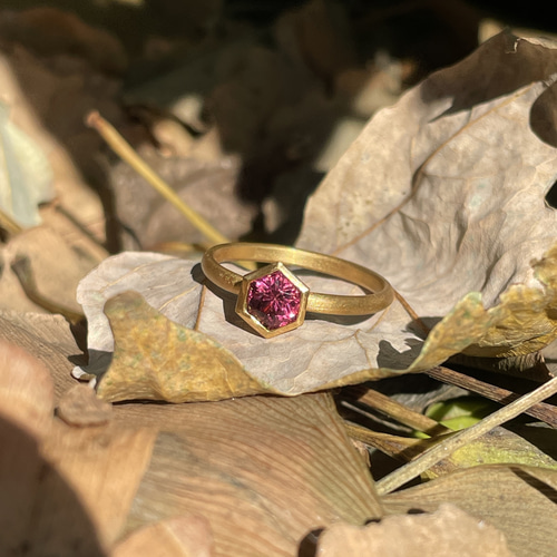 ロードライト ガーネット ヘキサゴンカット0.8ct スタッズ石座 ロードライト ガーネット ヘキサゴンカット0.8ct スタッズ石座