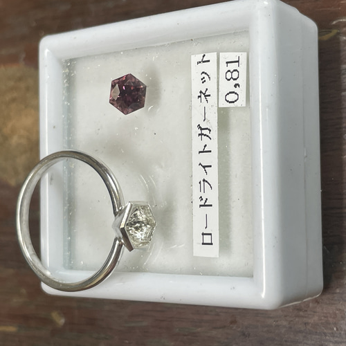 ロードライト ガーネット ヘキサゴンカット0.8ct スタッズ石座 ロードライト ガーネット ヘキサゴンカット0.8ct スタッズ石座