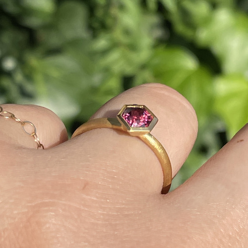 ロードライト ガーネット ヘキサゴンカット0.8ct スタッズ石座 ロードライト ガーネット ヘキサゴンカット0.8ct スタッズ石座