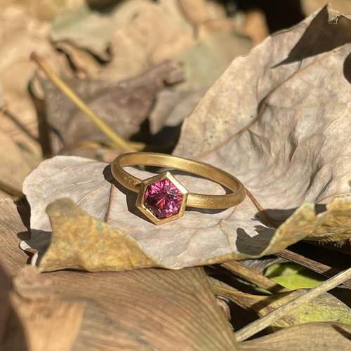 ロードライト ガーネット ヘキサゴンカット0.8ct スタッズ石座 ロードライト ガーネット ヘキサゴンカット0.8ct スタッズ石座