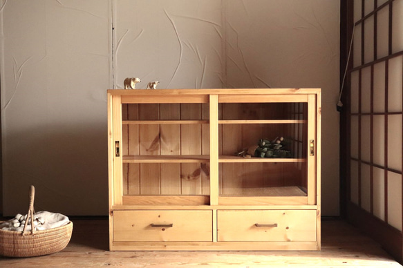 W100 ガラス引き戸の棚。引き違い棚。食器棚。飾り棚。 チェスト