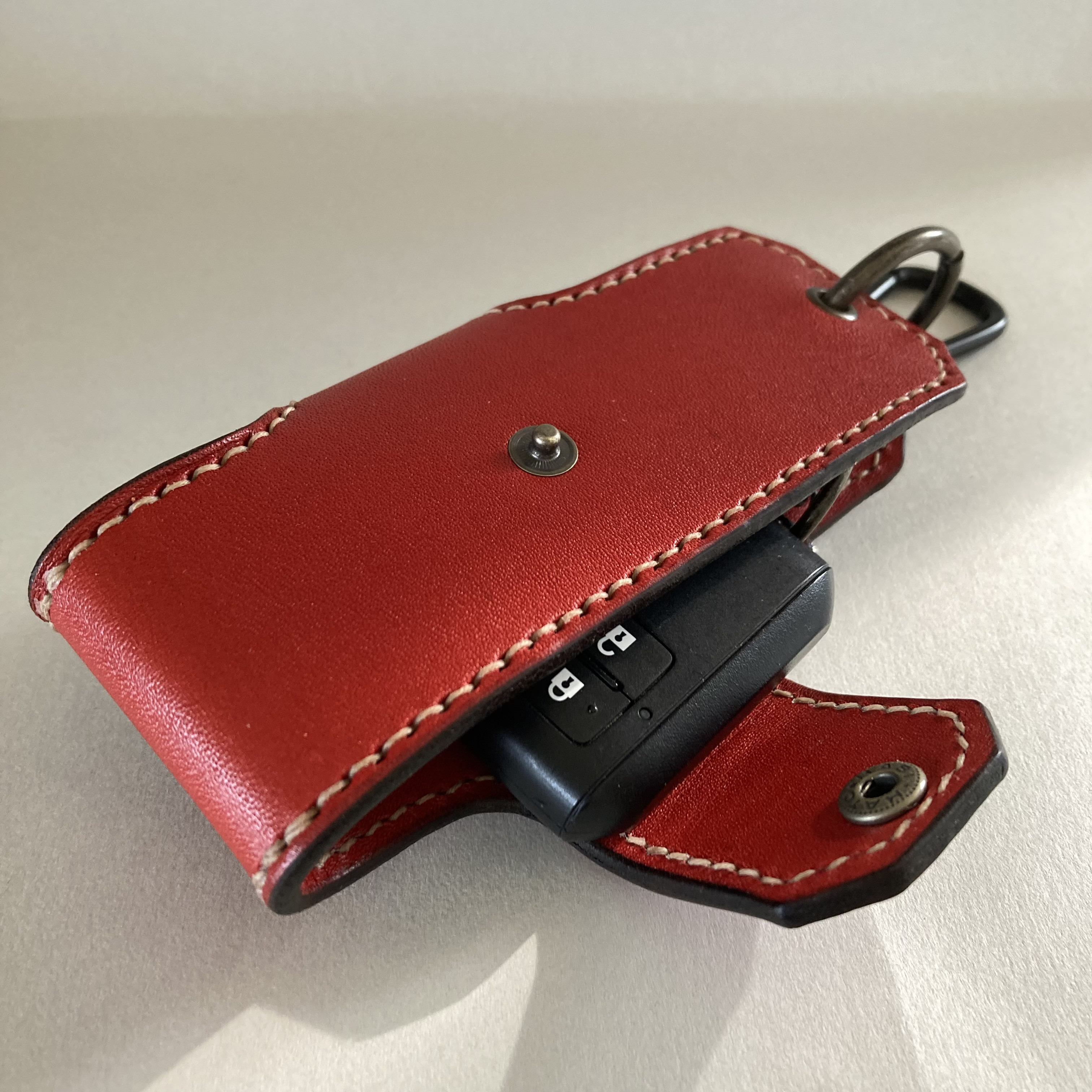 【名入れ可】クラシックなレザーキーケース スマートキー対応 カラビナ付き ヌメ革(本革) 栃木レザー レッド