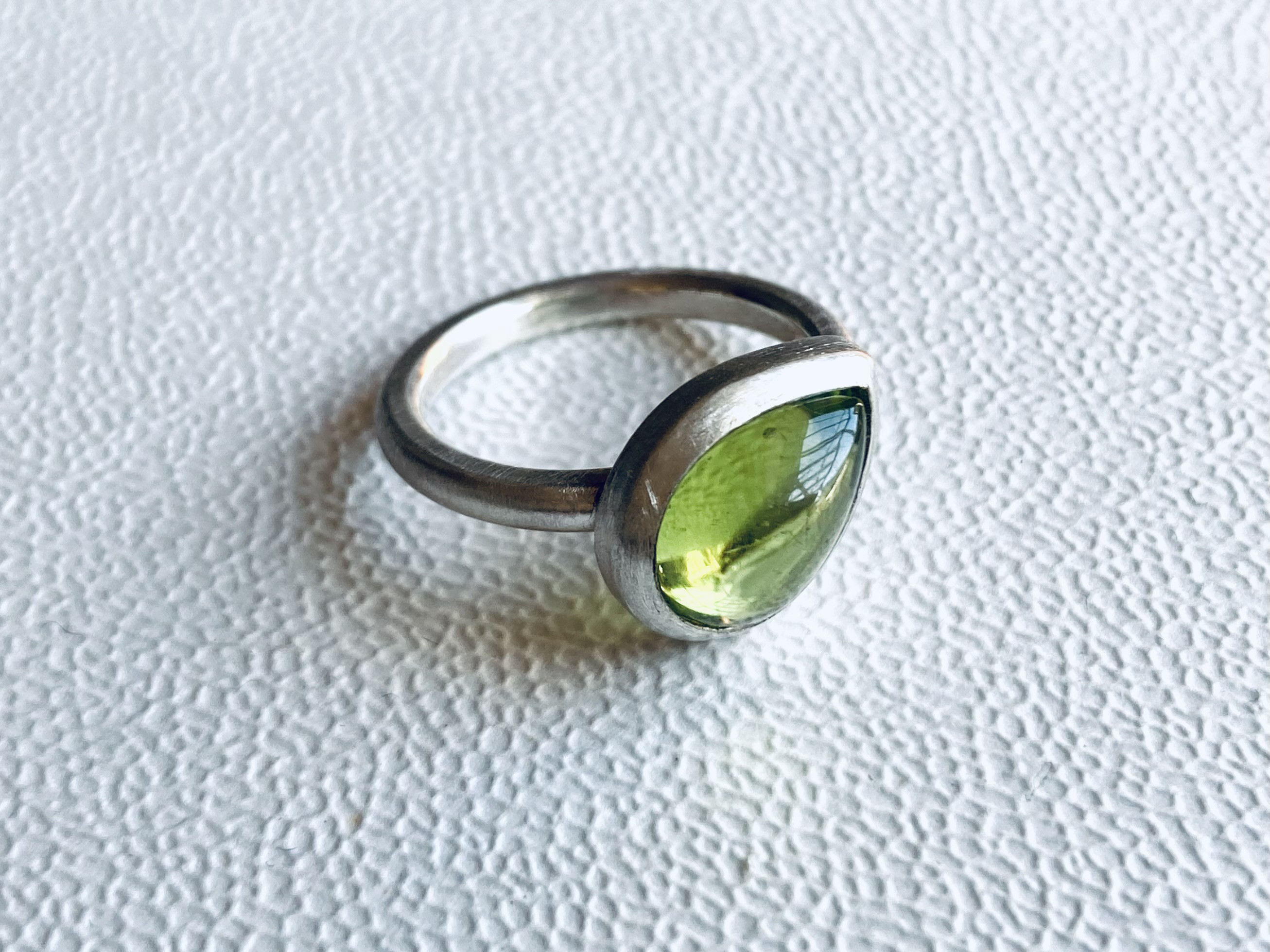 銀の指輪【雫型のペリドット】