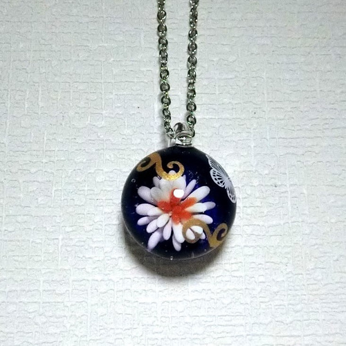 花模様と蝶（チェーン）オレンジ ネックレス・ペンダント glass