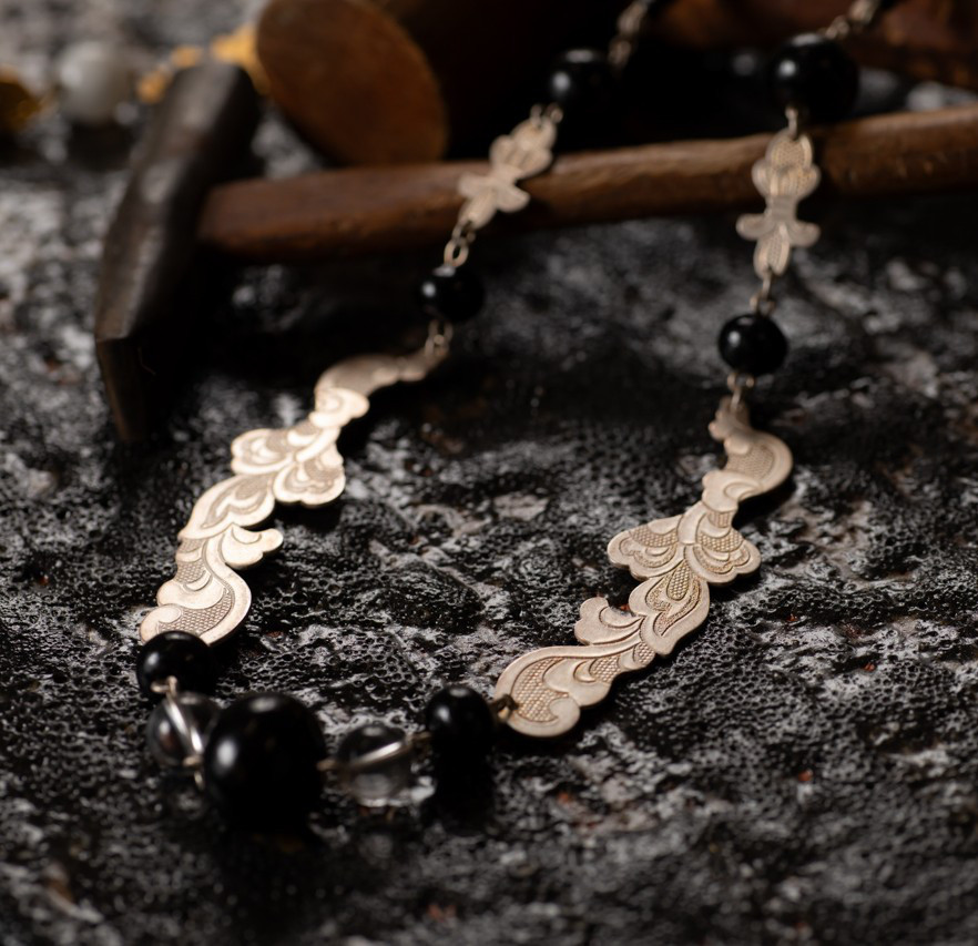 京都の手仕事　宝相華(ほうそうげ)とブラックスピネルのネックレス　 ロング