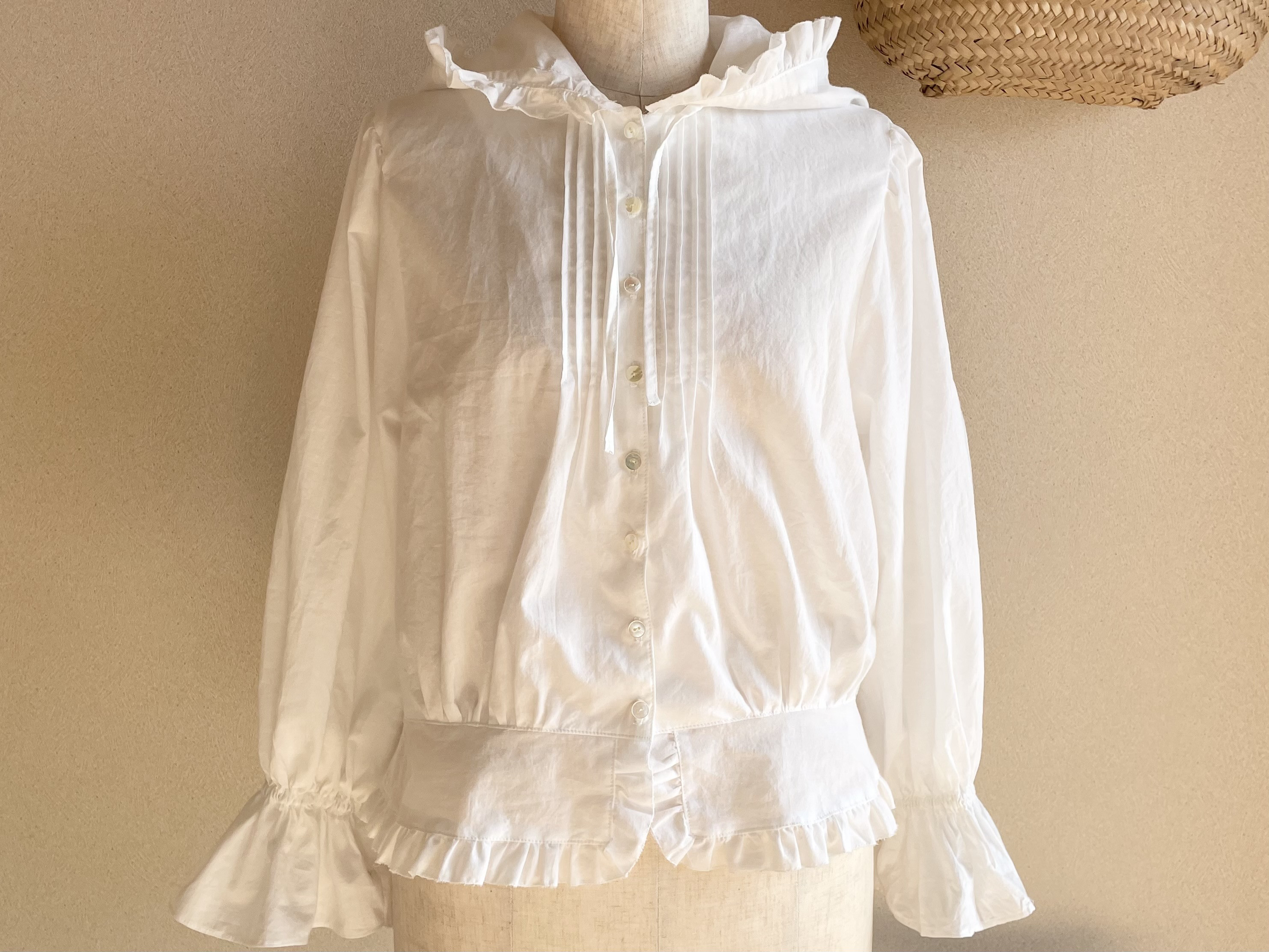 フード付き長袖フリルたっぷりの白のオーバーブラウス