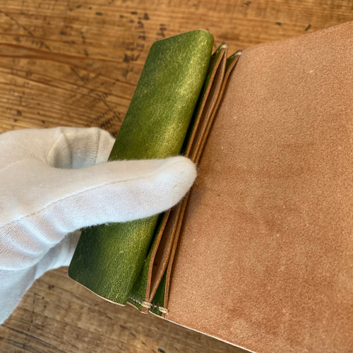 リトルトラッカーウォレット グリーン×ナチュラル×アンティークゴールド リトルトラッカーウォレット | Tidaco Leather Works