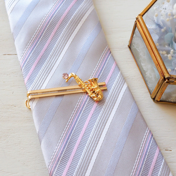 サックスと選べるクリスタルのネクタイピン 2枚目の画像