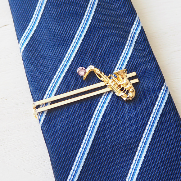 サックスと選べるクリスタルのネクタイピン 1枚目の画像