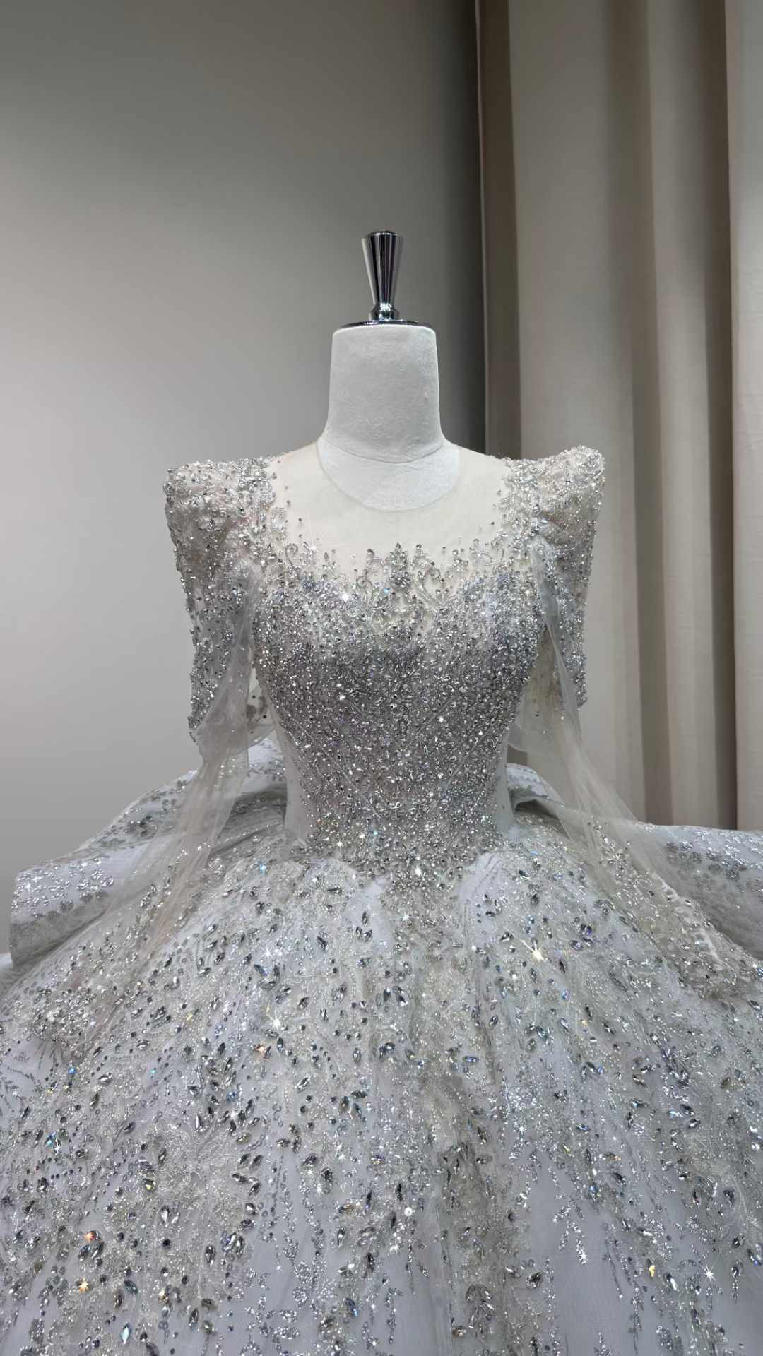 新着商品！ラッフルスカート　グリッターレース　背中空き　セクシー　優雅なシルエット　プリンセスライン　華やかなトレーン