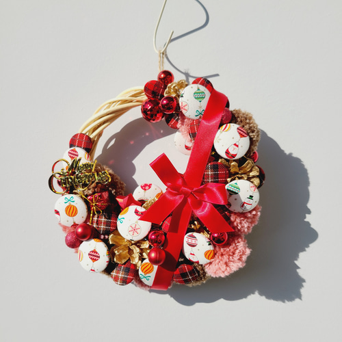 クリスマスリース くるみボタンと毛糸ボンボン ブラウンピンク クリスマスリース くるみボタンと毛糸ボンボン ブラウンピンク