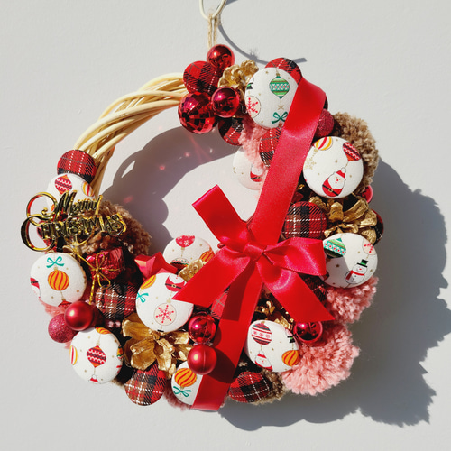 クリスマスリース くるみボタンと毛糸ボンボン ブラウンピンクレッド系