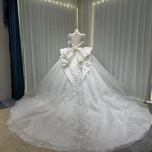 上質なドレス！ホルターネック 肩あり きらきら 二の腕を隠せる