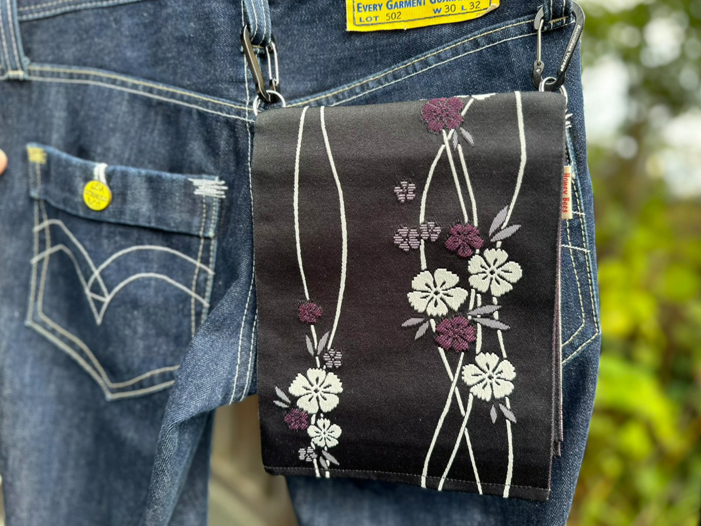 新品の帯地で作ったヒップハングバッグ「おともし帯（たい）」黒ナデシコ　ポシェット☆サコッシュ☆ポーチ　御朱印帳ケースにも