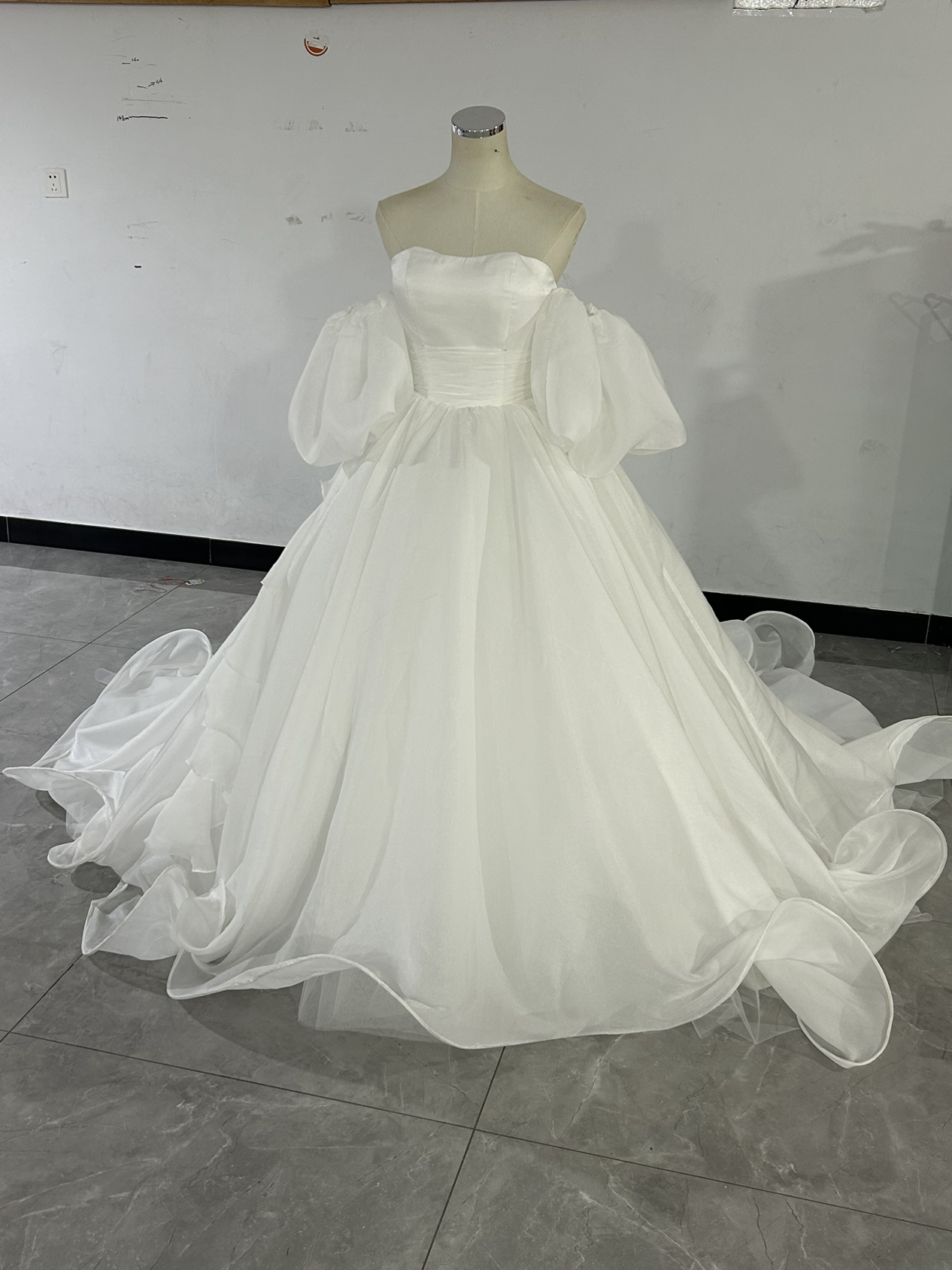 エレガント ウェディングドレス ベアトップ パフスリーブ ロングトレーン バックリボン 披露宴 フリフリ取り外しトレーン