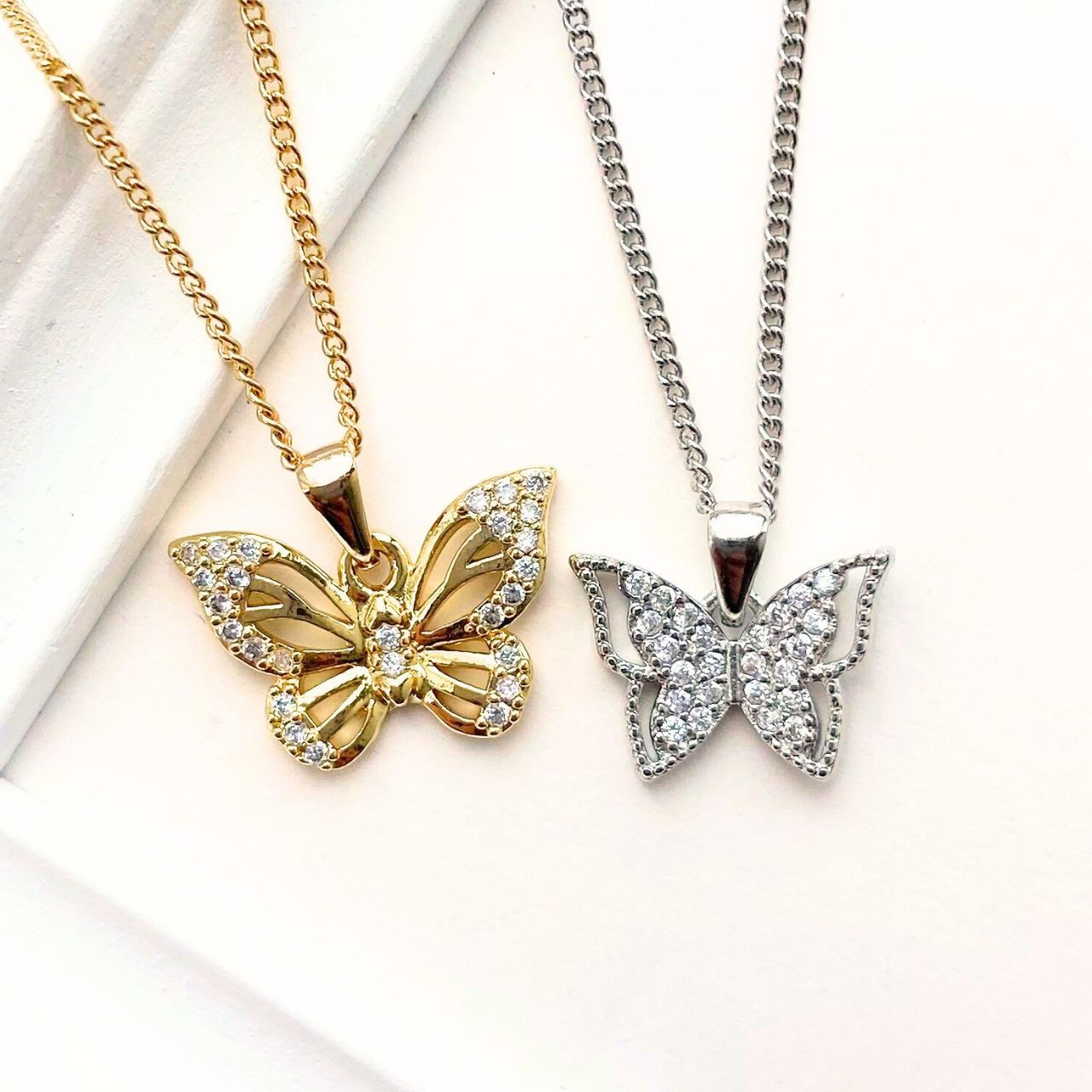 【送料無料】バタフライ ネックレス　普段使い　シンプル　小さい　可愛い　ギフト　バレンタイン　アクセサリー　ケース