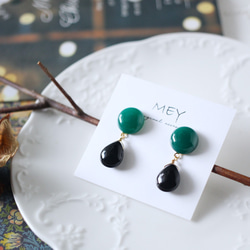 グリーンオニキスとブラックオニキスのクールな印象のスタッドピアス
