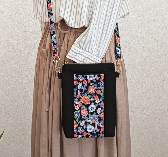 沖縄紅型スマホショルダーバッグ（ファスナー付き） ✿花と蝶 ブラック