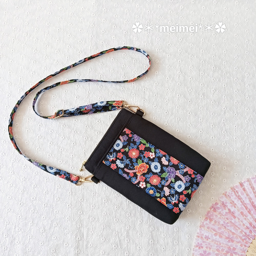 沖縄紅型スマホショルダーバッグ（ファスナー付き） ✿花と蝶 ブラック