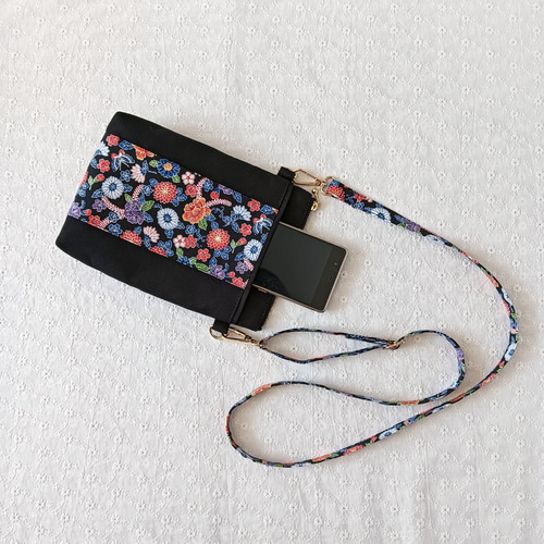 沖縄紅型スマホショルダーバッグ（ファスナー付き） ✿花と蝶 ブラック