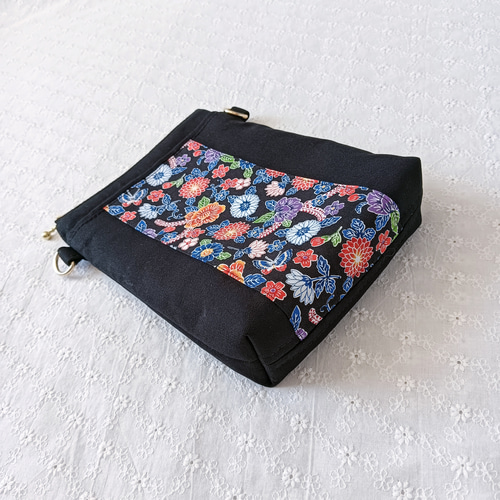 沖縄紅型スマホショルダーバッグ（ファスナー付き） ✿花と蝶 ブラック