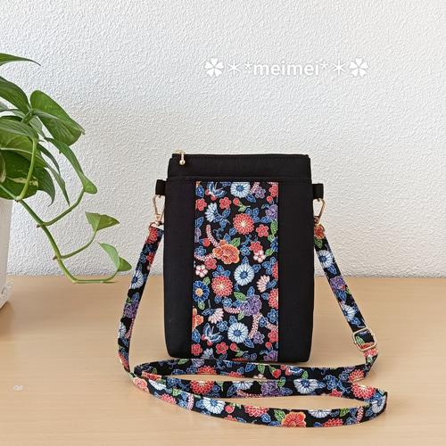 沖縄紅型スマホショルダーバッグ（ファスナー付き） ✿花と蝶