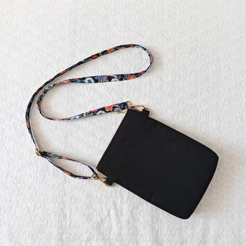 沖縄紅型スマホショルダーバッグ（ファスナー付き） ✿花と蝶 ブラック