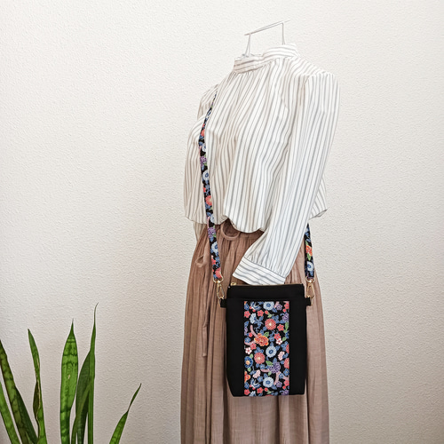 沖縄紅型スマホショルダーバッグ（ファスナー付き） ✿花と蝶 ブラック