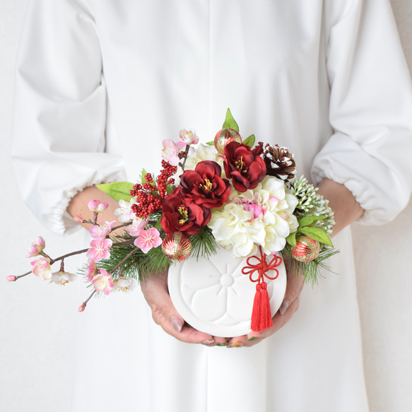【年内発送可能はあと1つ！】花紋陶器＊梅と椿のお正月アレンジ♪和モダン＊Creema限定 2枚目の画像