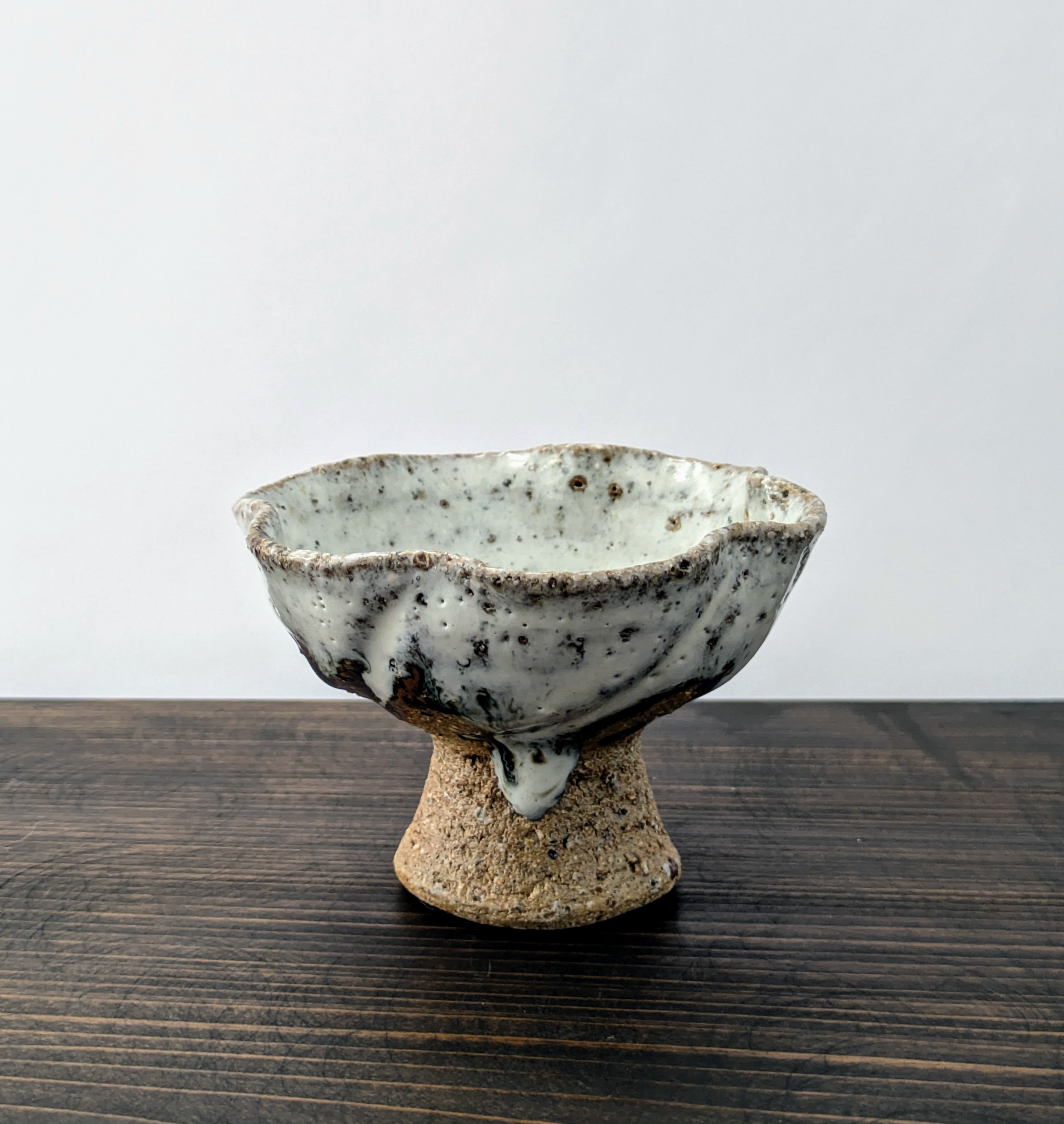 山田錦輪花馬上杯(藁灰釉×黒飴釉)