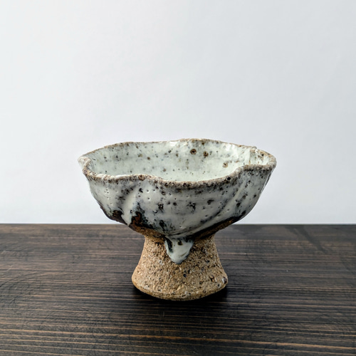 山田錦輪花馬上杯(藁灰釉×黒飴釉) おちょこ・ぐい呑み・徳利 東条秋津