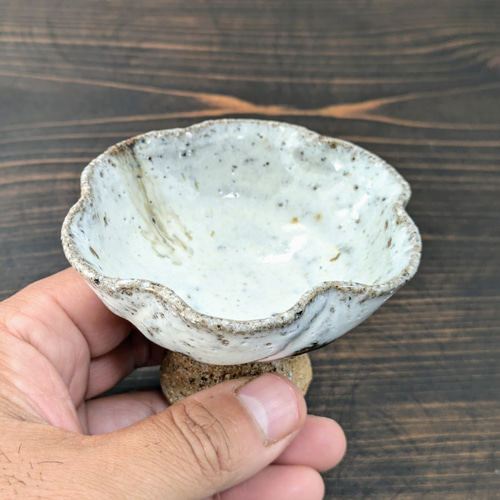 山田錦輪花馬上杯(藁灰釉×黒飴釉) おちょこ・ぐい呑み・徳利 東条秋津