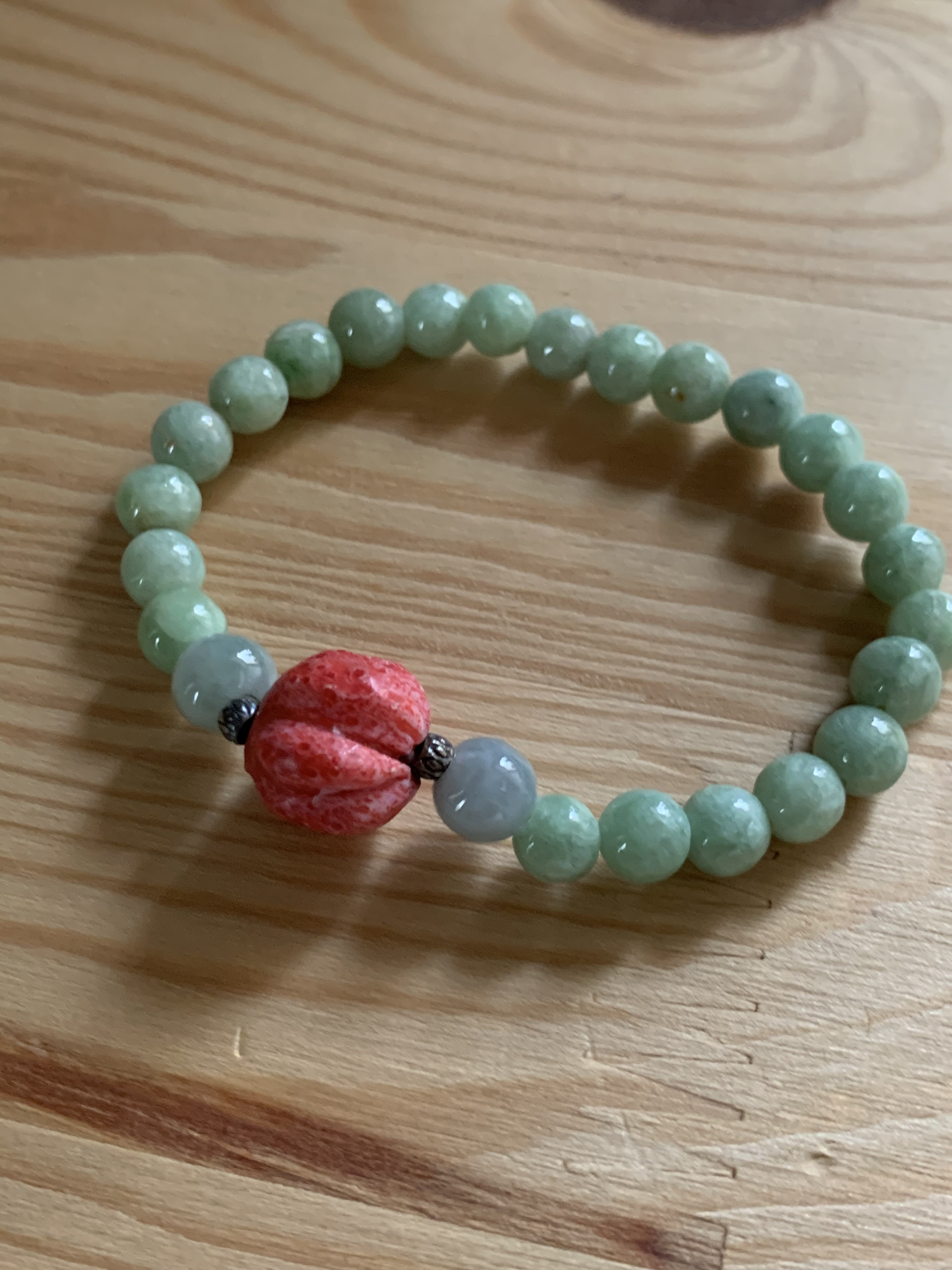 青みを帯びたミャンマー翡翠、ビンテージ天然珊瑚珠と陽緑色のミャンマー翡翠のブレスレット