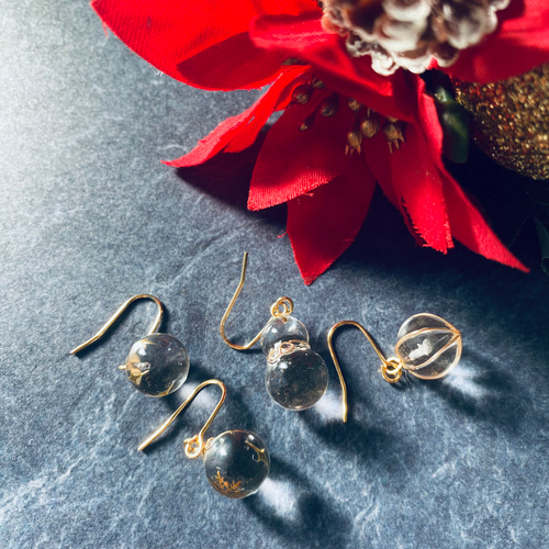 美しい クリスマスの煌めき オーナメント レジンピアス 1ペア 冬の ピアス
