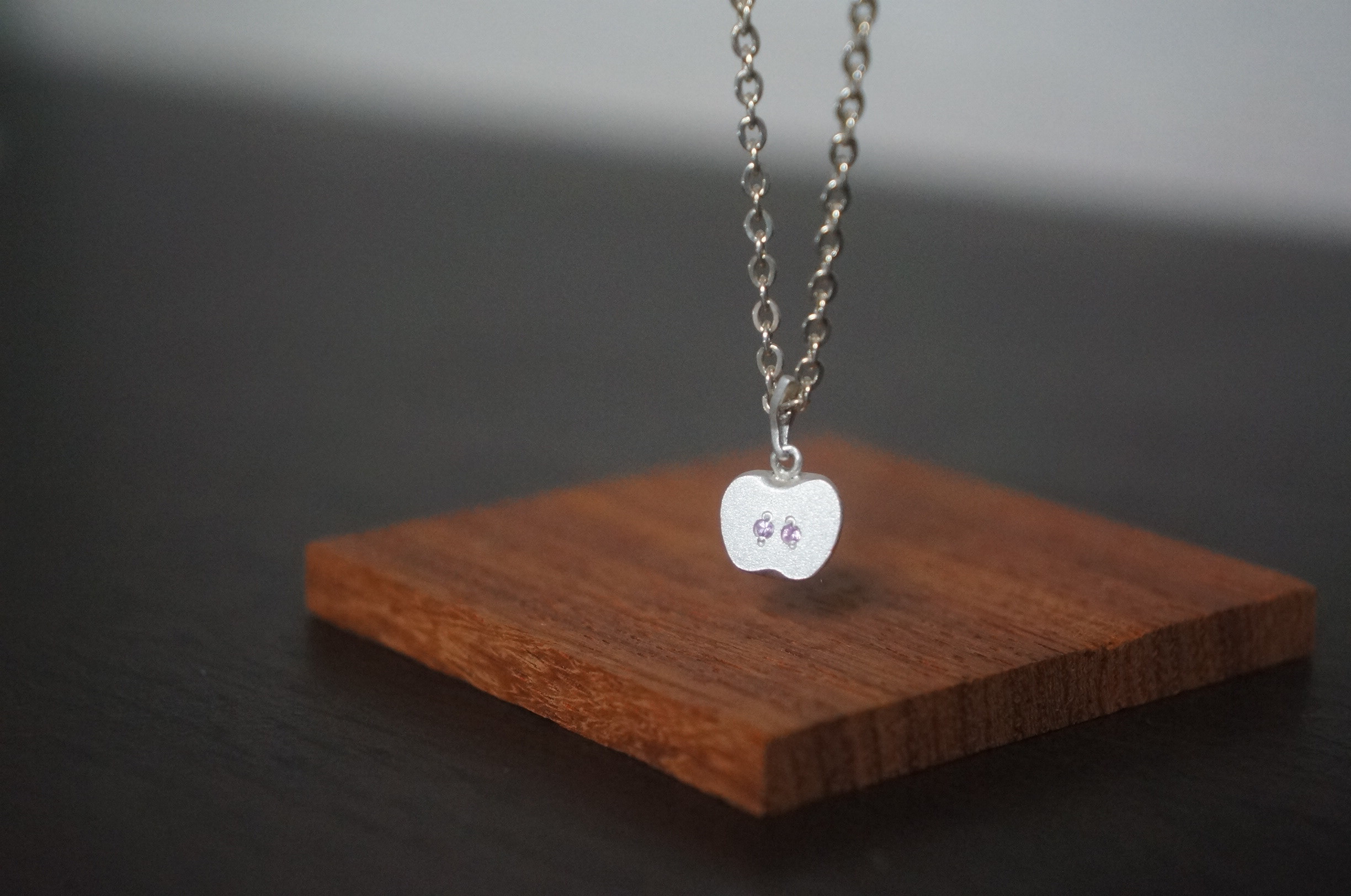 林檎のペンダント（カット1/2）