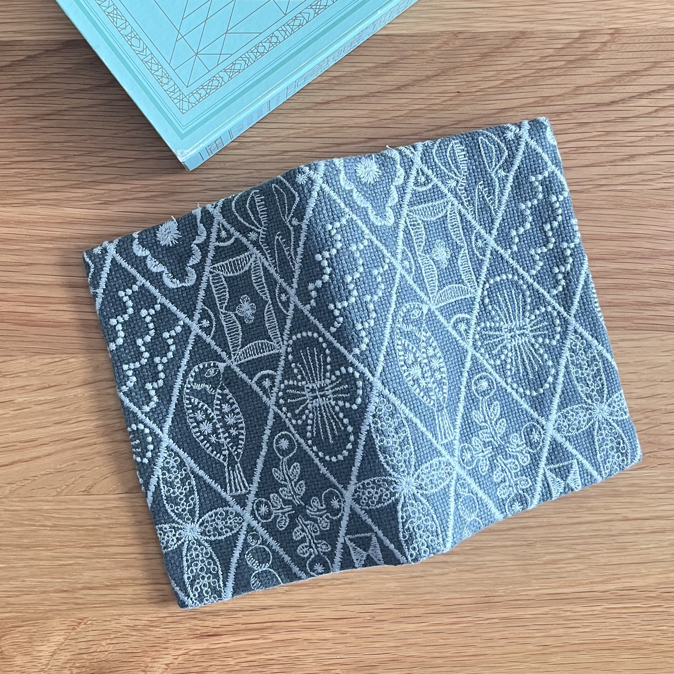 ミナペルホネン ハンドメイド ブックカバー mina perhonen symphony ブックカバー ミナペルホネン の刺繍