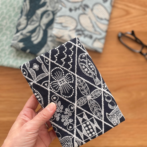 し*除様 (新品・貴重)ミナペルホネンブックカバー mina perhonen symphony ブックカバー ミナペルホネン の刺繍生地 A6