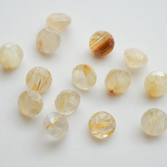 ルチルクォーツの揺れる一粒ピアス ４ｍｍ　ルチルクオーツ　金アレ対応　サージカルステンレス　金属アレルギー対応　天然石 4枚目の画像