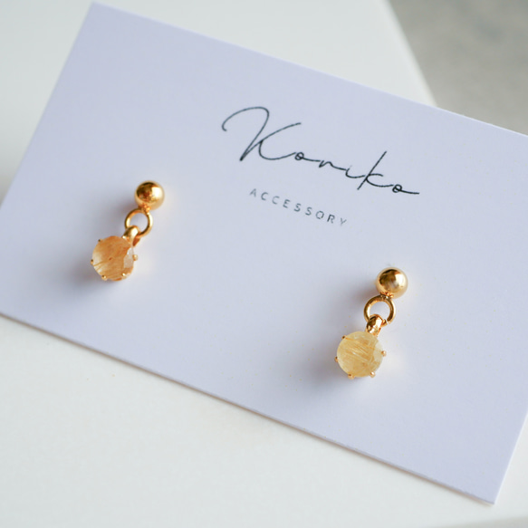 ルチルクォーツの揺れる一粒ピアス ４ｍｍ　ルチルクオーツ　金アレ対応　サージカルステンレス　金属アレルギー対応　天然石 3枚目の画像
