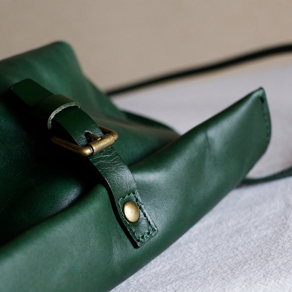 柔らかい本革ショルダーバッグ斜め掛けポシェットバッグ軽量　緑色 6枚目の画像