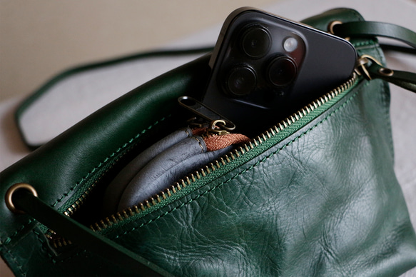 柔らかい本革ショルダーバッグ斜め掛けポシェットバッグ軽量　緑色 8枚目の画像