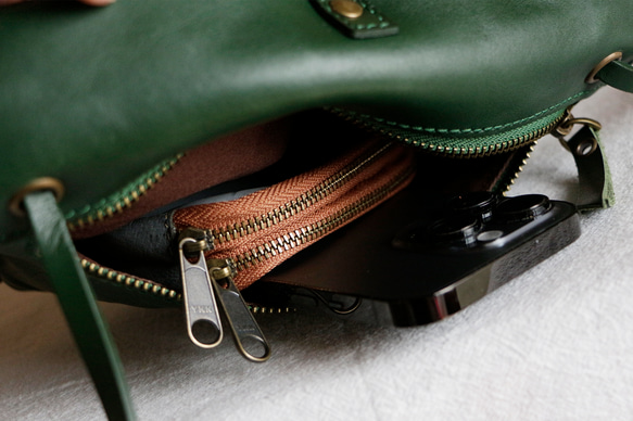 柔らかい本革ショルダーバッグ斜め掛けポシェットバッグ軽量　緑色 7枚目の画像
