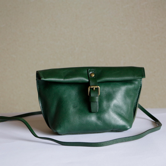 柔らかい本革ショルダーバッグ斜め掛けポシェットバッグ軽量　緑色 3枚目の画像