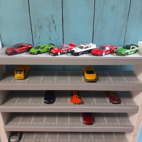 トップブランドのファッション 10段ミニカー90台収納棚ロータリー交差点付きトミカホット ミニカー